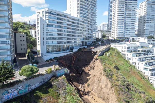 Un segundo socavón por las lluvias pone en riesgo de colapso un edificio de lujo en Viña del Mar