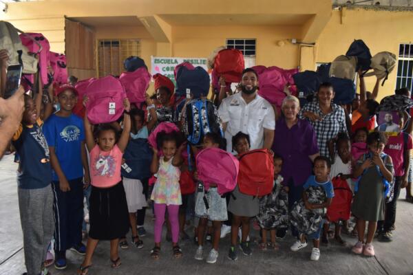 Yeury Bidó entrega útiles escolares a niños de SDN por motivo de su cumpleaños