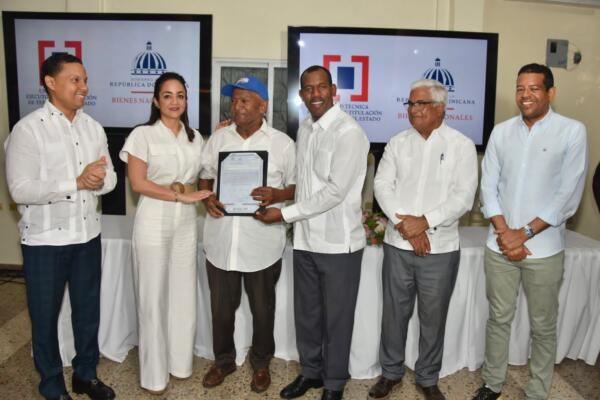 UTECT y Bienes Nacionales entregan títulos de propiedad en sector Luz Consuelo Norte en Distrito Nacional
