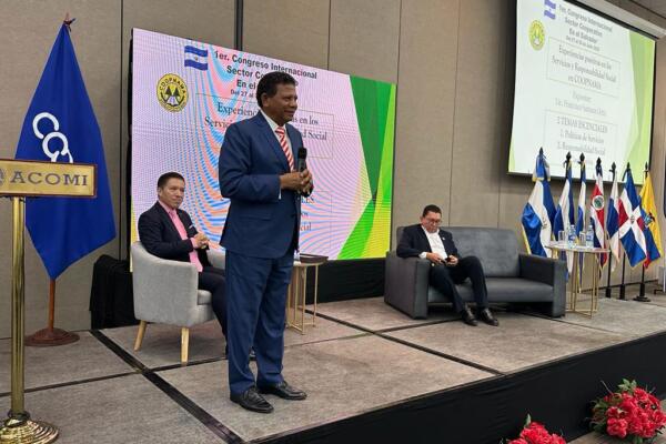 Coopnama participa en congreso internacional en El Salvador