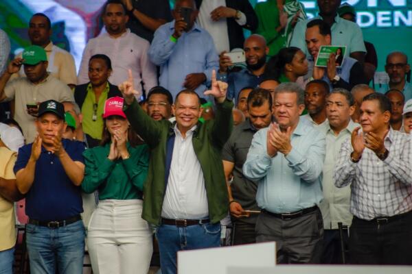 Leonel Fernández proclama a Carlos Guzmán como candidato alcalde de SDN