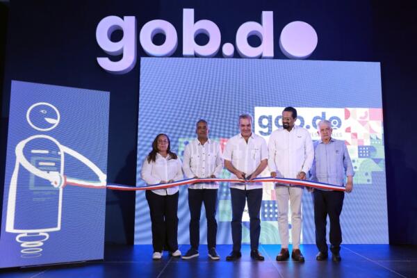 El presidente Luis Abinader inaugura primer Punto GOB en Santiago