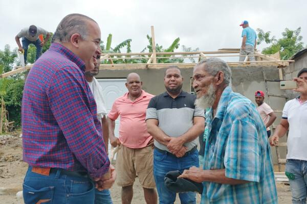 Senador Alexis Victoria entrega dos viviendas a familias de María Trinidad Sánchez