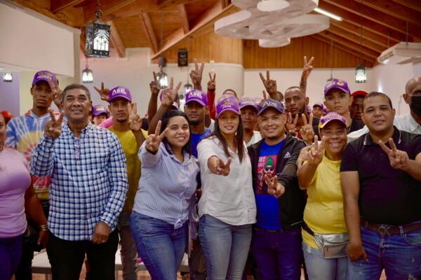Jóvenes con Abel recorren provincias del sur alzando al candidato como “la esperanza” de la juventud