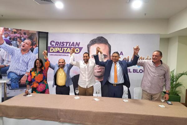 Jhovanny Leyba, Iván Lorenzo y Cristian Morel junto a otros lideres políticos del PLD. 