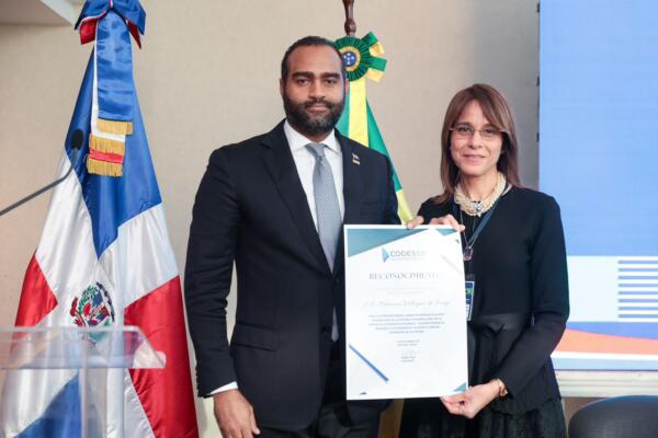 CODESSD entrega reconocimiento a Embajadora de R.D en el Brasil