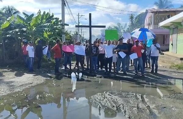 Moradores en Villa Linda protestan por varios problemas sociales que les afectan 