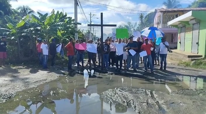 Moradores en Villa Linda protestan por varios problemas sociales que les afectan