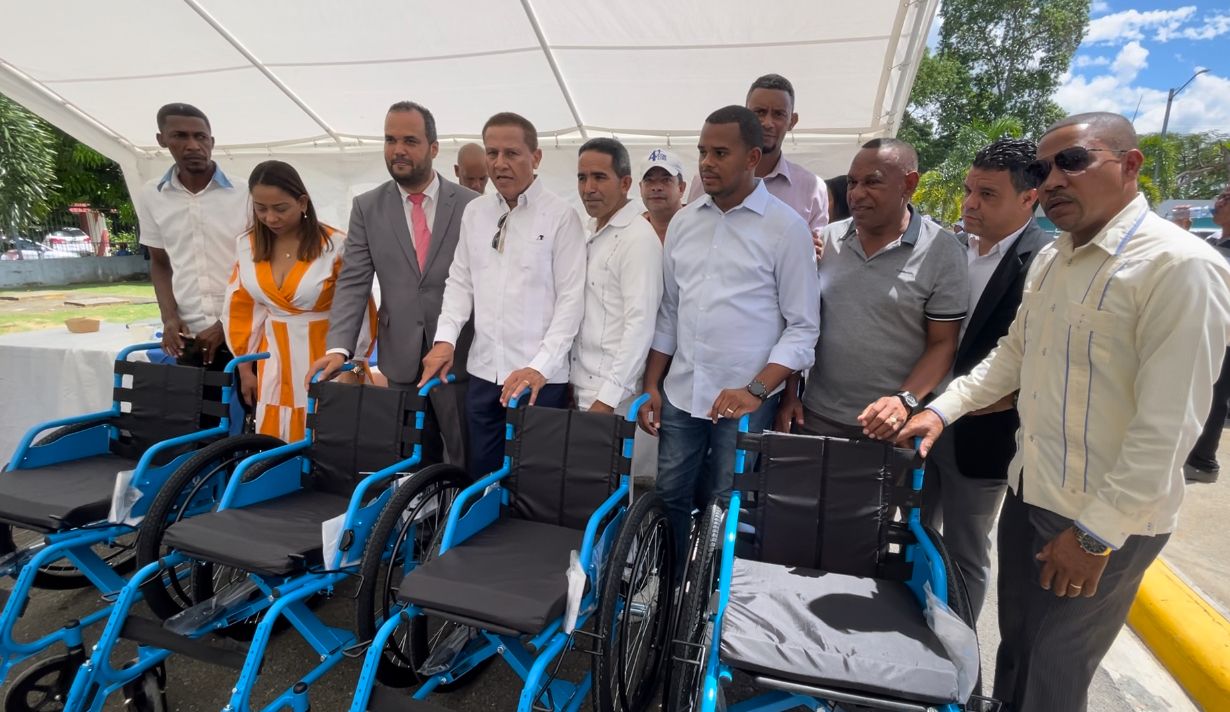Fundación Montilla entrega sillas de ruedas a hospital Inmaculada Concepción de Cotuí