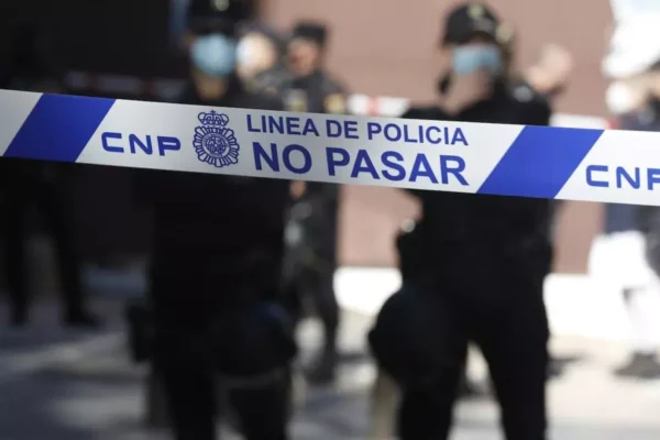 Varios policías vigilando una vivienda en el distrito de Villaverde en Madrid.