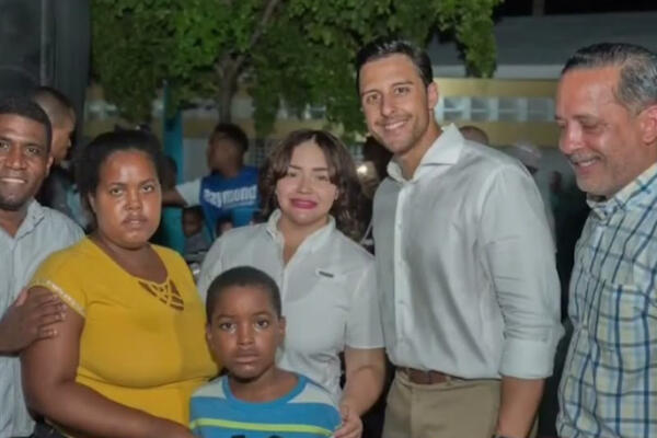 Raymond Rodríguez entrega útiles escolares a niños de la circunscripción #2 del DN
