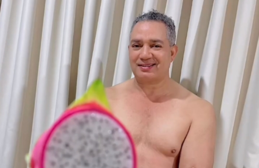 Las fotos de Frank Reyes desnudo con una pitahaya