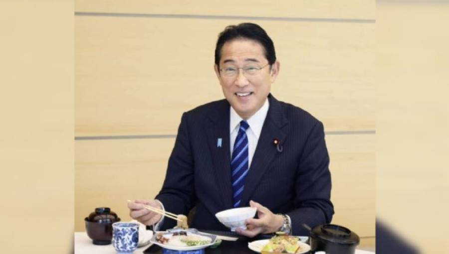 Primer ministro de Japón come pulpo de Fukushima como prueba