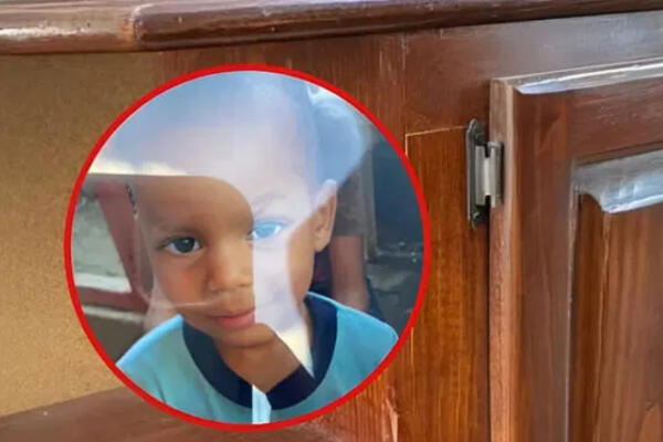 Niño de dos años muere al caerle gabinete encima en Santiago