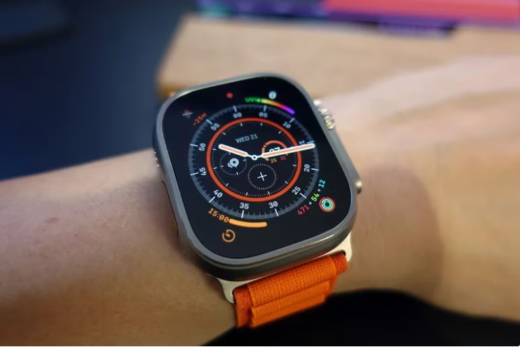 No se sabe mucho sobre la actualización del Apple Watch Ultra premium, aparte de que, según se informa, conservará su tamaño de 49 mm y vendrá con una nueva caja de titanio más oscura.