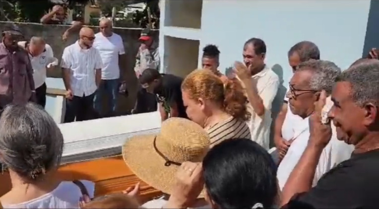 Sepultan tres de 4 miembros de familia asesinada por banda de haitianos