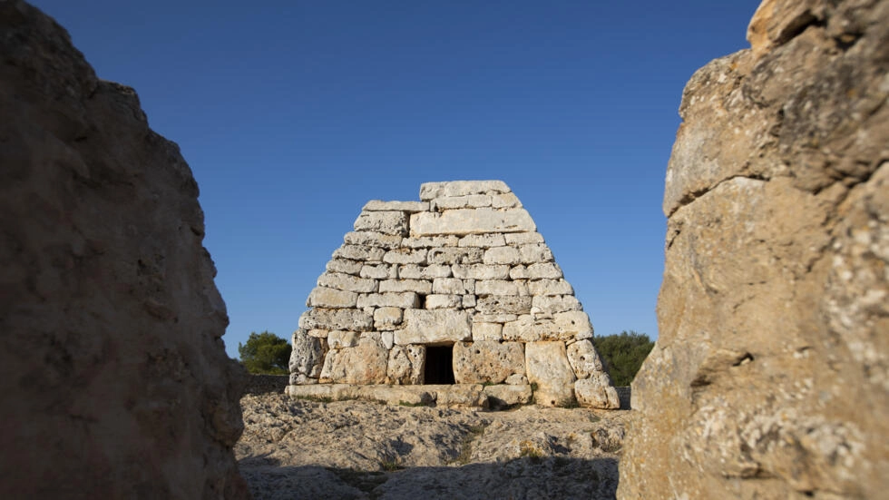 El monumento prehistórico Naveta des Tudons, cerca de Ciutadella, en la isla española de Menorca