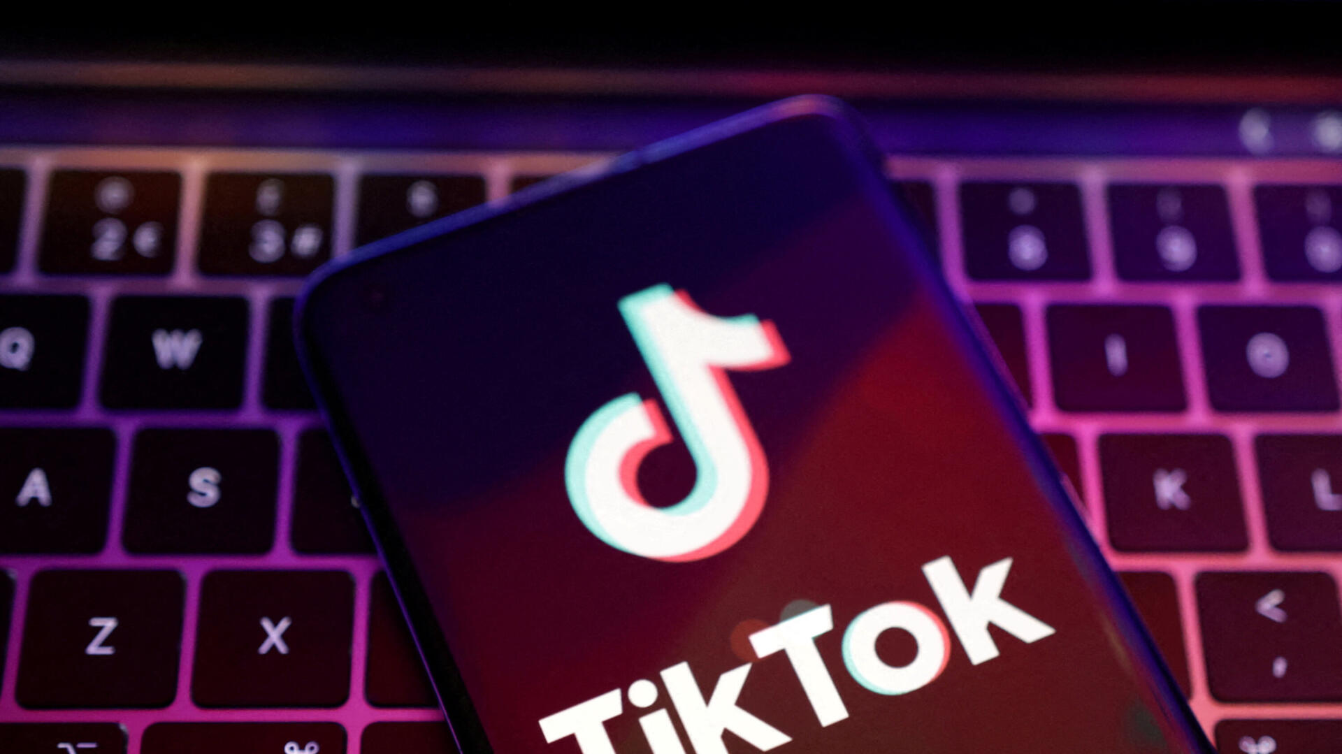 TikTok y su famoso “trend” de crear un anuario escolar como en los 90′s