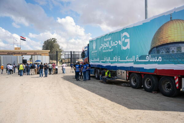 Un camión con ayuda humanitaria en la frontera de Egipto con la Franja de Gaza.
