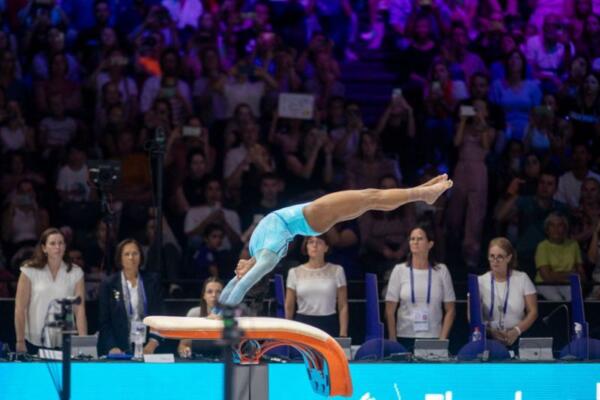 Simone Biles sorprende en Mundial de gimnasia