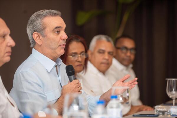 Presidente Luis Abinader en evento de anuncio de la construcción varias obras en Samaná.