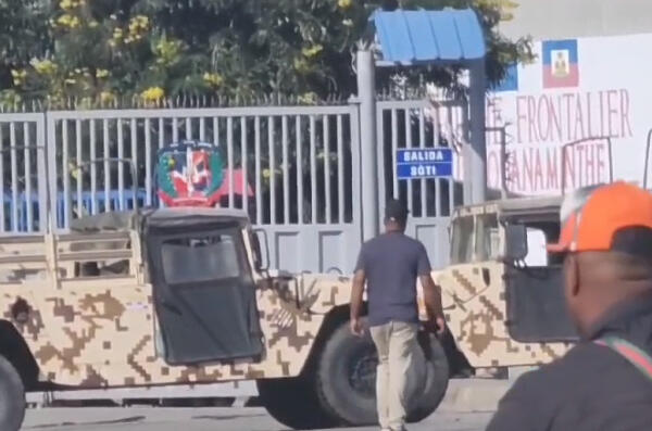 Haitianos siguen firme y mantienen bloqueo en su frontera