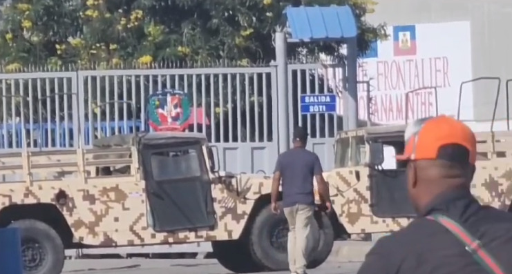 Haitianos siguen firme y mantienen bloqueo en su frontera.