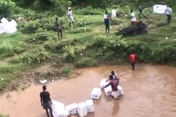 Comerciantes haitianos lanzan mercancías  al río Masacre en Juana Méndez
