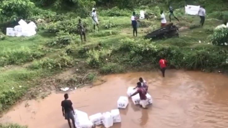 Comerciantes haitianos lanzan mercancías al río Masacre en Juana Méndez
