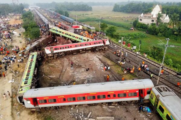Choque de trenes en India deja al menos seis muertos