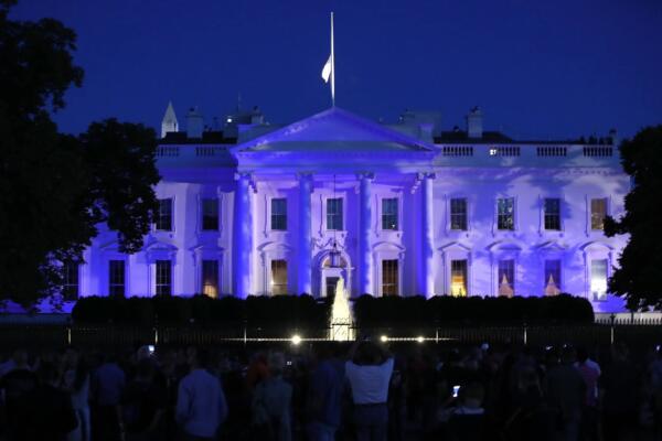 La Casa Blanca se iluminó este lunes por la noche con los colores de la bandera israelí