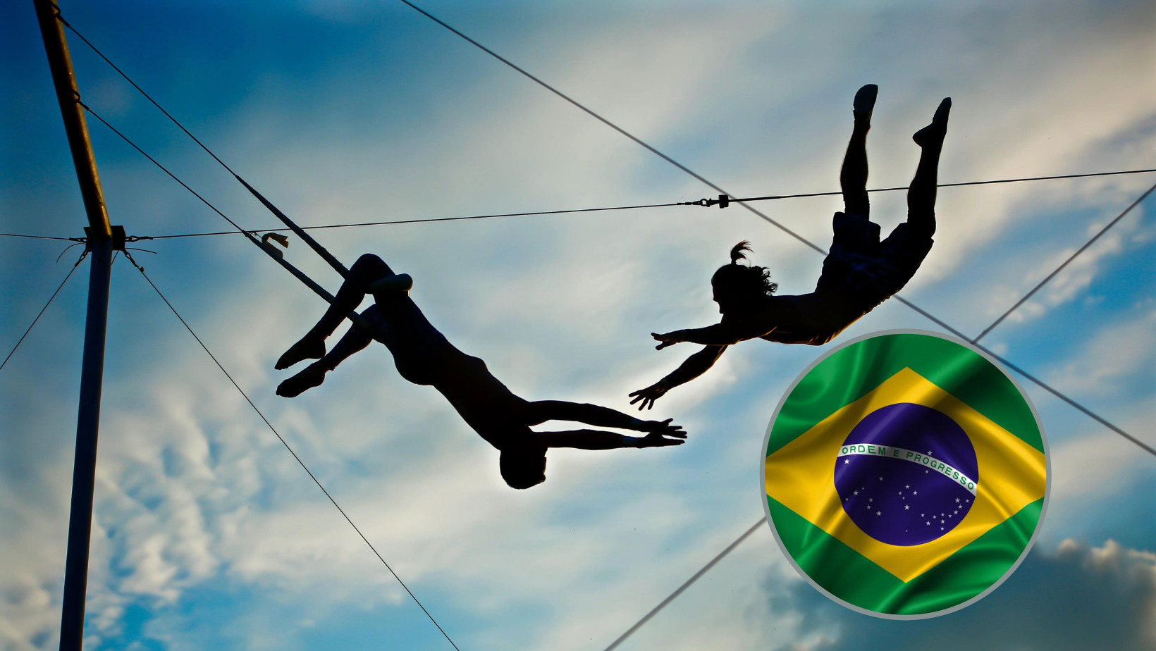Momento en que dos trapecistas caen en plena función en Brasil