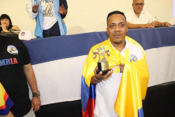 Edilberto de La Cruz de Colombia es el cuarto campeón de un mundial que organiza la Federación Mundial de DOMINÓ (FEMUNDO).
