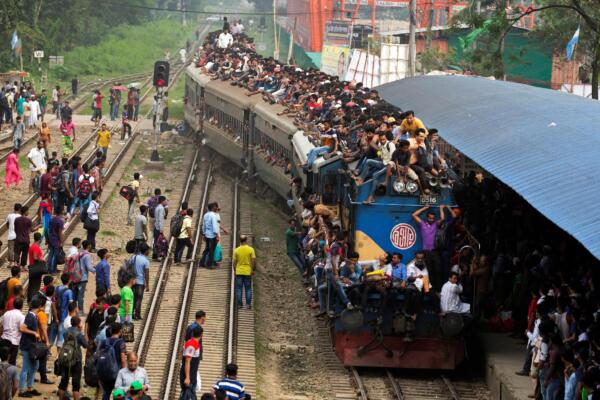 Elevan a 17 los muertos en el peor accidente de tren de Bangladesh en 15 años