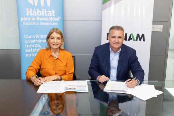 Giuseppe Maniscalco, Presidente Ejecutivo de Panam y Cesarina Fabián, en representación de Hábitat Dominicana, firma el acuerdo.
Foto: fuente externa