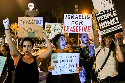 Un grupo de israelíes piden un alto el fuego durante una protesta en Tel Aviv.