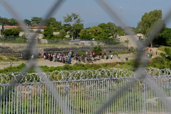 Personas de Juana Méndez, en el lado haitiano de la frontera, esperan a que les permitan cruzar a Dajabón, República Dominicana.