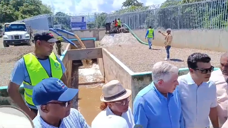 Autoridades del gobierno supervisan funcionamiento del canal La Vigía en Dajabón