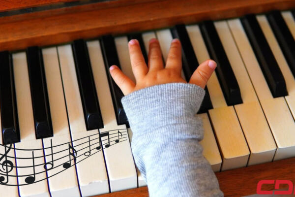 Descubre cómo impacta la música en tus hijos