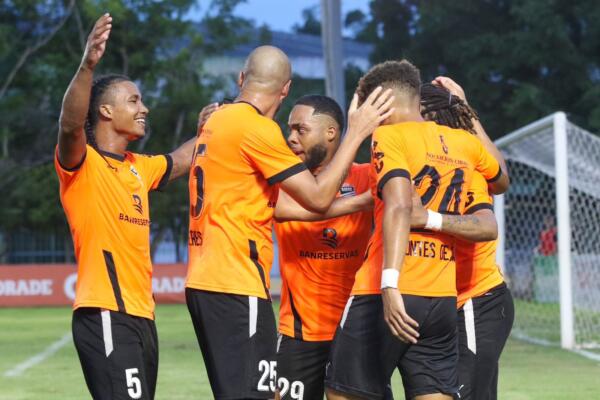 Jugadores Cibao FC celebran en medio del partido de ida de la semifinal 2023 frente a Atlántico FC