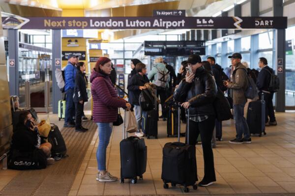 Miles de pasajeros afectados por el incendio de un aparcamiento en aeropuerto de Londres