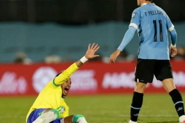 Neymar sale del campo de juego en camilla en partido Uruguay – Brasil