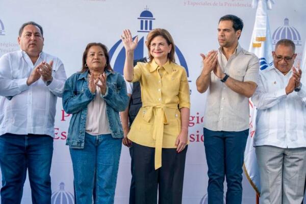 Vicepresidenta Raquel Peña y Roberto Ángel encabezan jornada contra el Dengue en Santo Domingo Oeste 