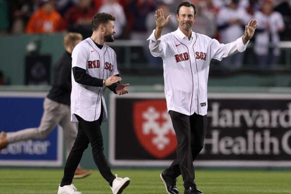 Tim Wakefield siendo reconocido por los Red Sox de Boston