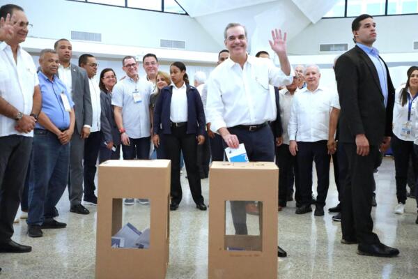 Luis Abinader vota en las primarias del PRM