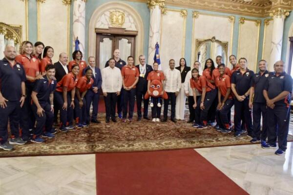 Presidente Abinader recibe a las Reinas del Caribe y anuncia construcción de centro para voleibol