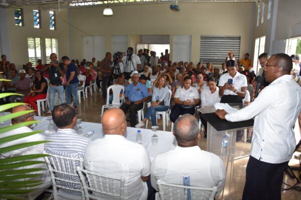 Gobierno entrega 328 títulos de propiedad en Hato del Yaque. Foto: Fuente Externa
