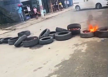 Residentes en la urbanización El Paso de Villa Mella queman gomas en reclamo de asfaltado