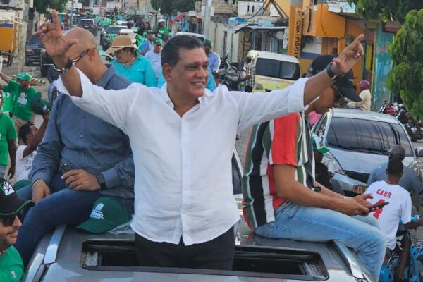 Rubén Maldonado vuelve a tomar las calles; hoy estuvo  en Boca Chica, encabezando una marcha caravana