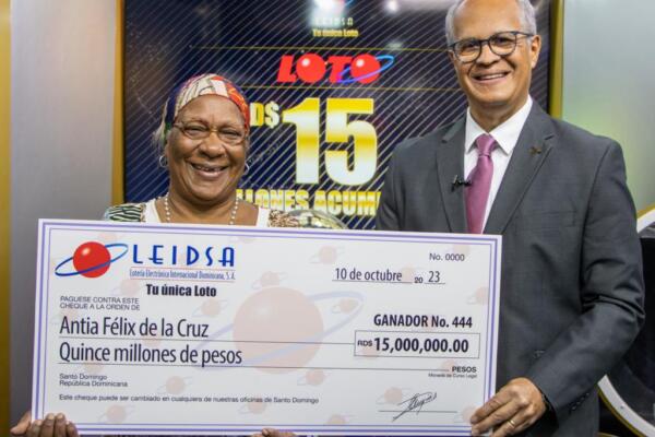 Leidsa entrega 15 millones a la ganadora 444 del Loto. Foto: Fuente Externa